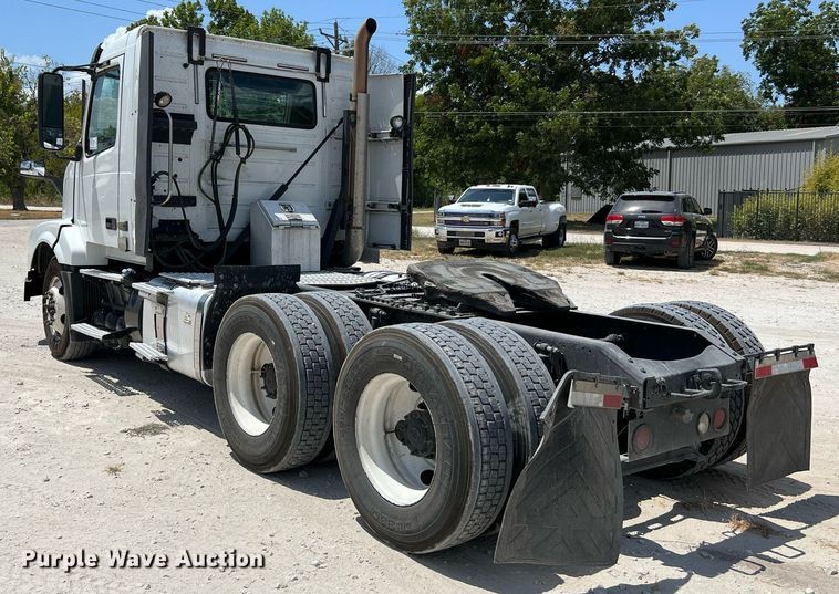 image for item DQ2177 2012 Volvo VNL  semi truck