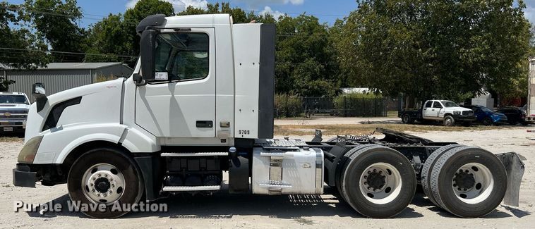 image for item DQ2177 2012 Volvo VNL  semi truck