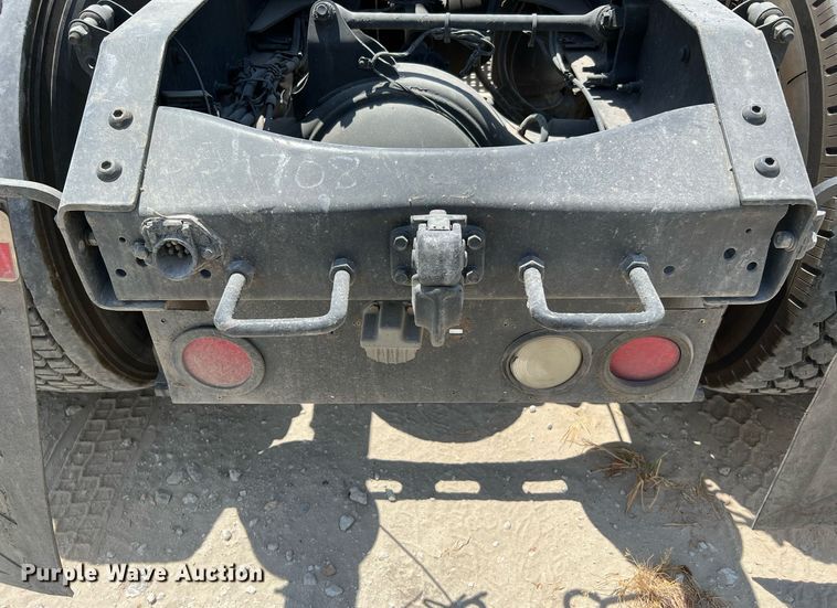 image for item DQ2177 2012 Volvo VNL  semi truck