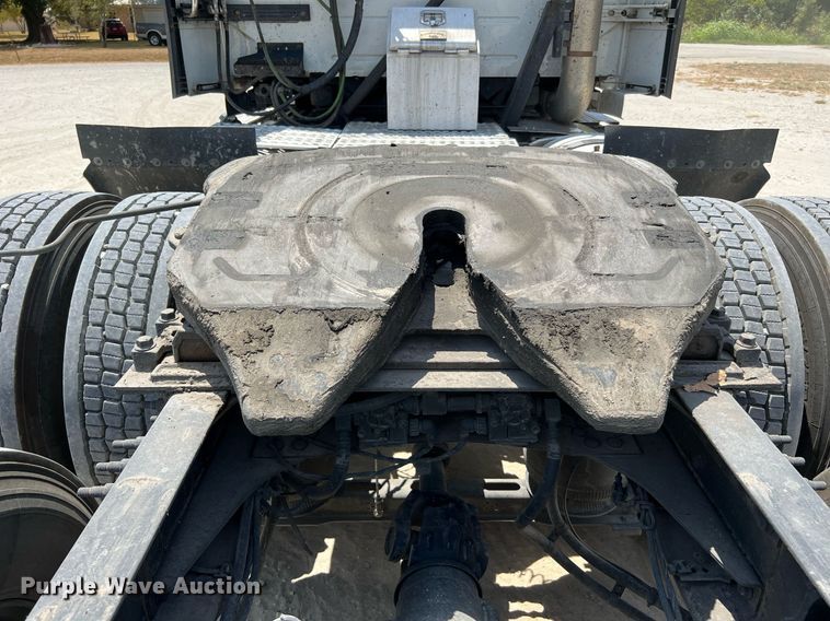 image for item DQ2177 2012 Volvo VNL  semi truck