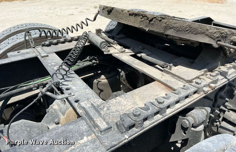 image for item DQ2177 2012 Volvo VNL  semi truck