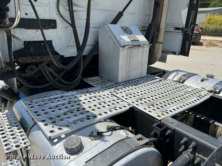 image for item DQ2177 2012 Volvo VNL  semi truck