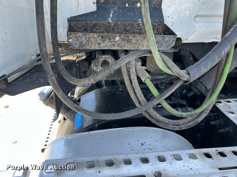 image for item DQ2177 2012 Volvo VNL  semi truck