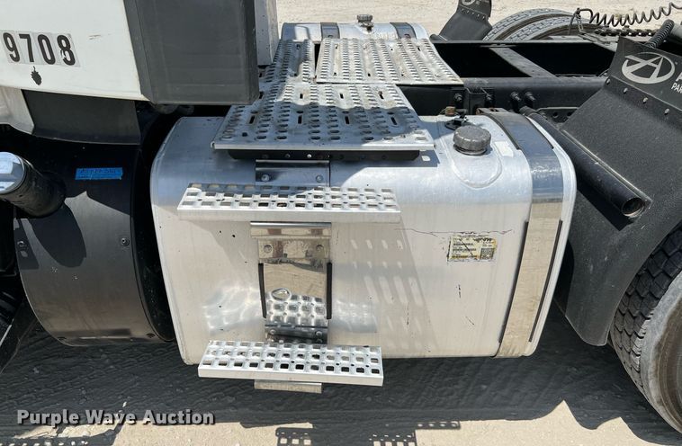 image for item DQ2177 2012 Volvo VNL  semi truck