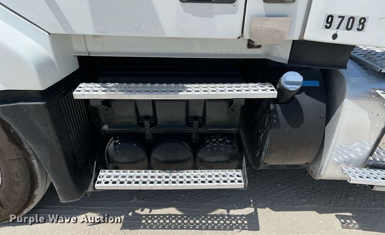 image for item DQ2177 2012 Volvo VNL  semi truck