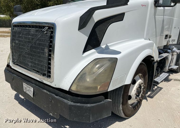 image for item DQ2177 2012 Volvo VNL  semi truck