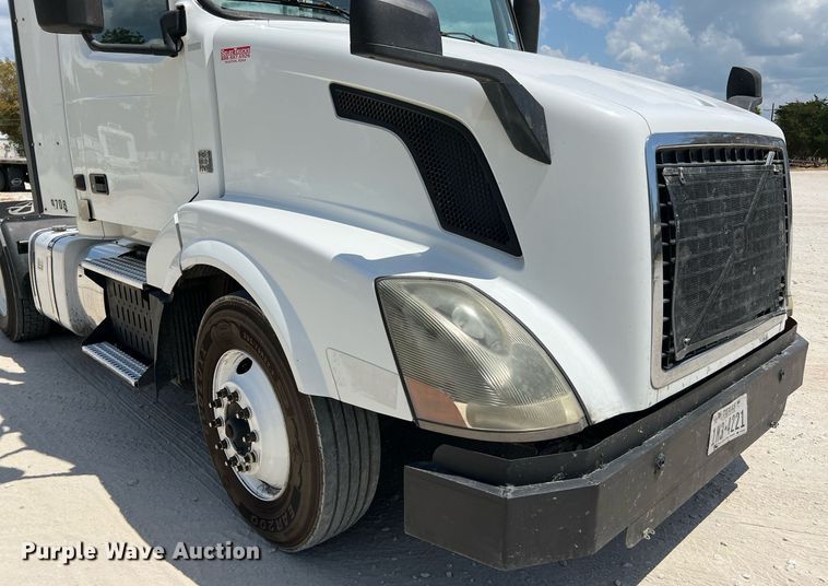 image for item DQ2177 2012 Volvo VNL  semi truck