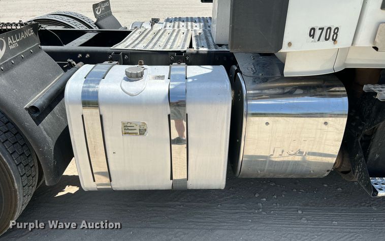 image for item DQ2177 2012 Volvo VNL  semi truck