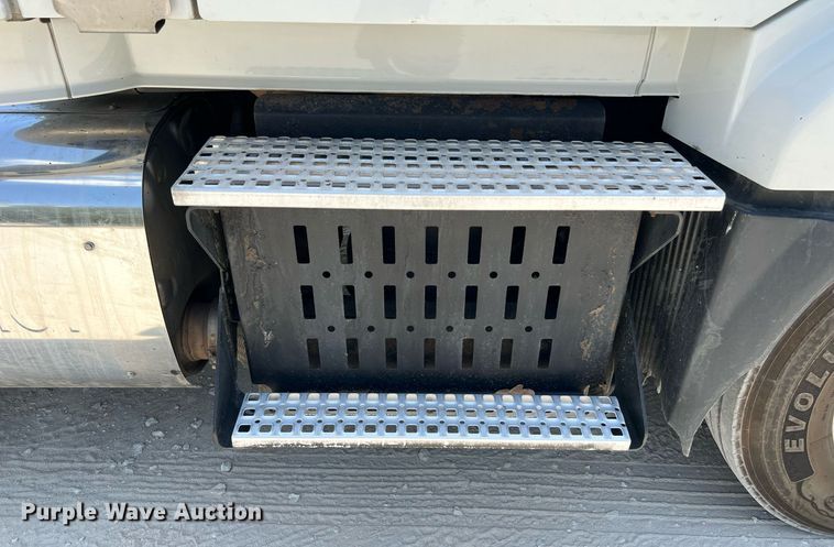 image for item DQ2177 2012 Volvo VNL  semi truck