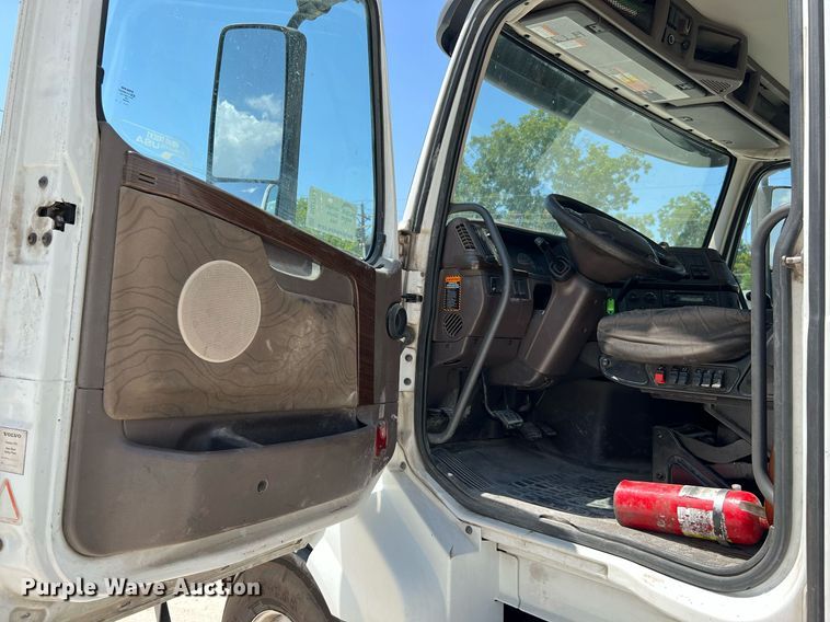 image for item DQ2177 2012 Volvo VNL  semi truck