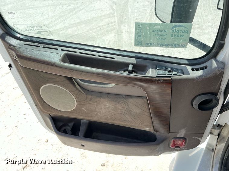 image for item DQ2177 2012 Volvo VNL  semi truck