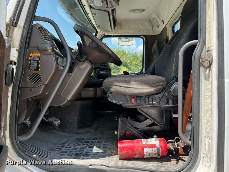 image for item DQ2177 2012 Volvo VNL  semi truck