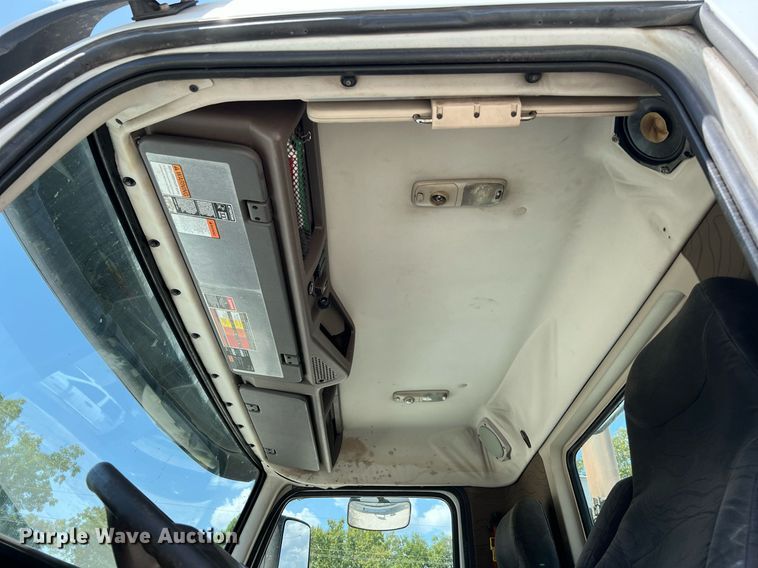 image for item DQ2177 2012 Volvo VNL  semi truck