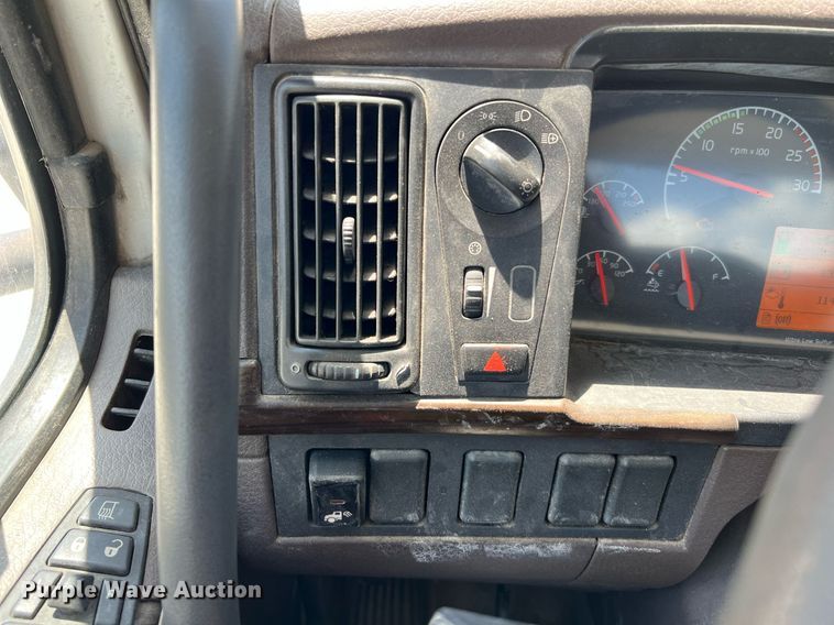 image for item DQ2177 2012 Volvo VNL  semi truck