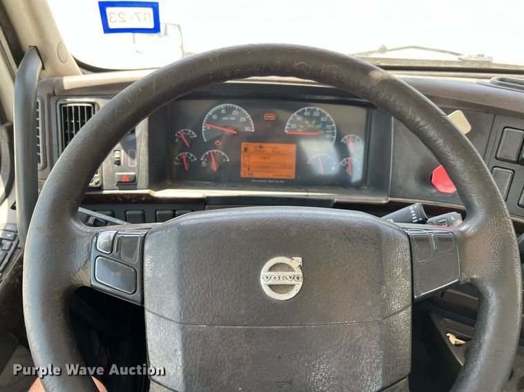 image for item DQ2177 2012 Volvo VNL  semi truck