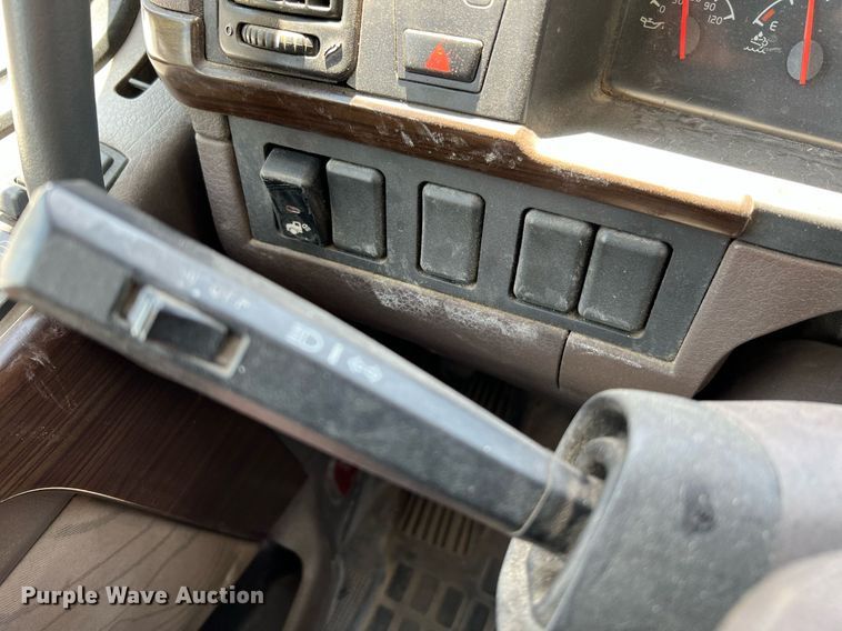 image for item DQ2177 2012 Volvo VNL  semi truck