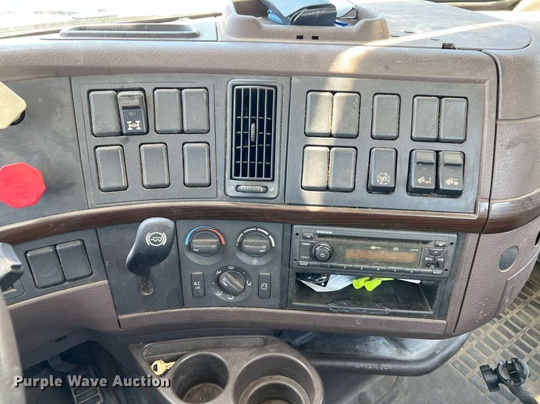 image for item DQ2177 2012 Volvo VNL  semi truck