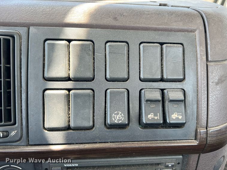 image for item DQ2177 2012 Volvo VNL  semi truck