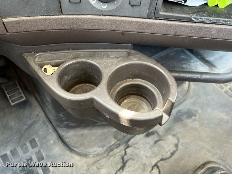 image for item DQ2177 2012 Volvo VNL  semi truck