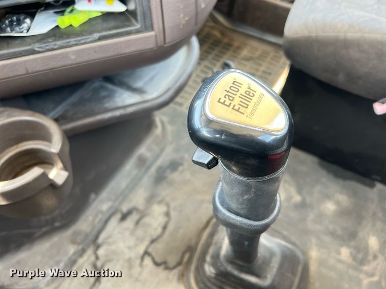 image for item DQ2177 2012 Volvo VNL  semi truck