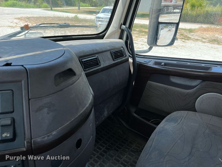 image for item DQ2177 2012 Volvo VNL  semi truck