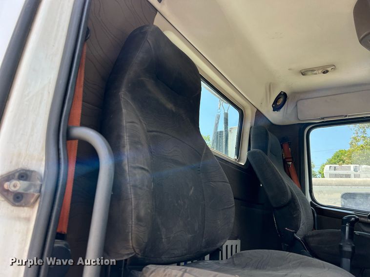 image for item DQ2177 2012 Volvo VNL  semi truck