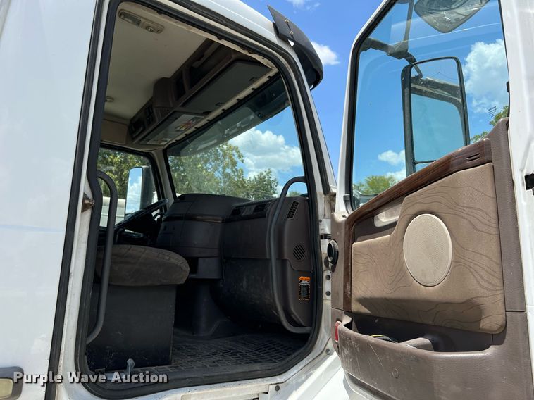 image for item DQ2177 2012 Volvo VNL  semi truck