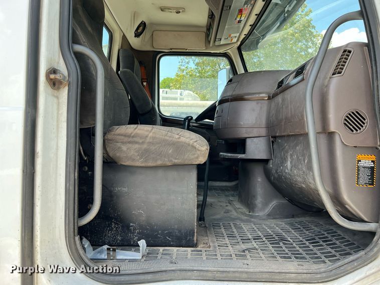 image for item DQ2177 2012 Volvo VNL  semi truck