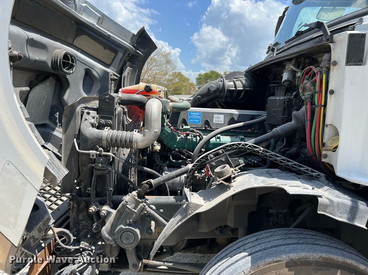 image for item DQ2177 2012 Volvo VNL  semi truck