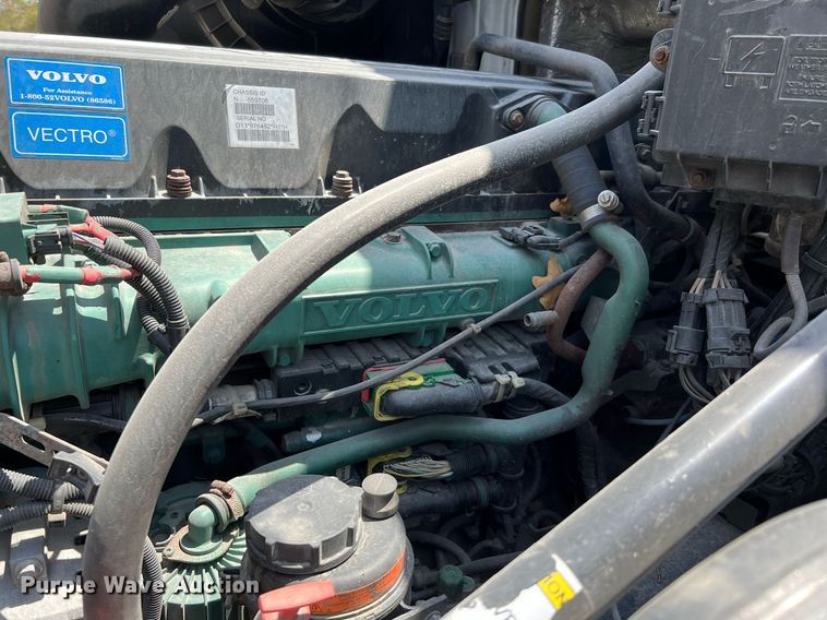 image for item DQ2177 2012 Volvo VNL  semi truck