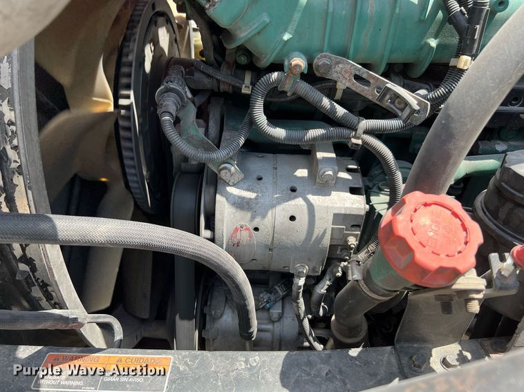 image for item DQ2177 2012 Volvo VNL  semi truck