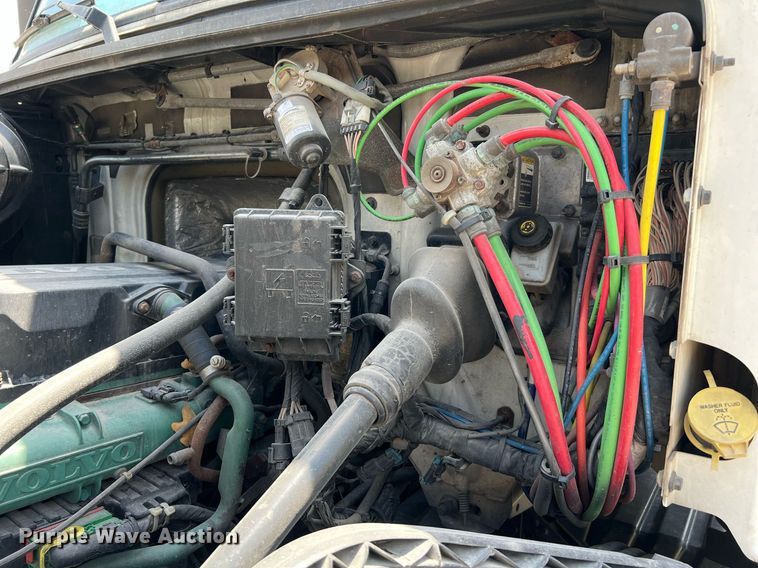 image for item DQ2177 2012 Volvo VNL  semi truck