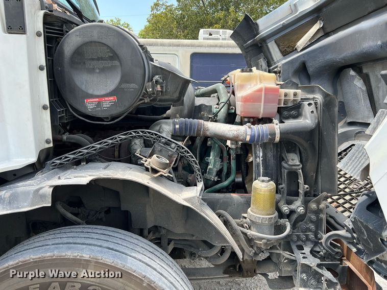 image for item DQ2177 2012 Volvo VNL  semi truck