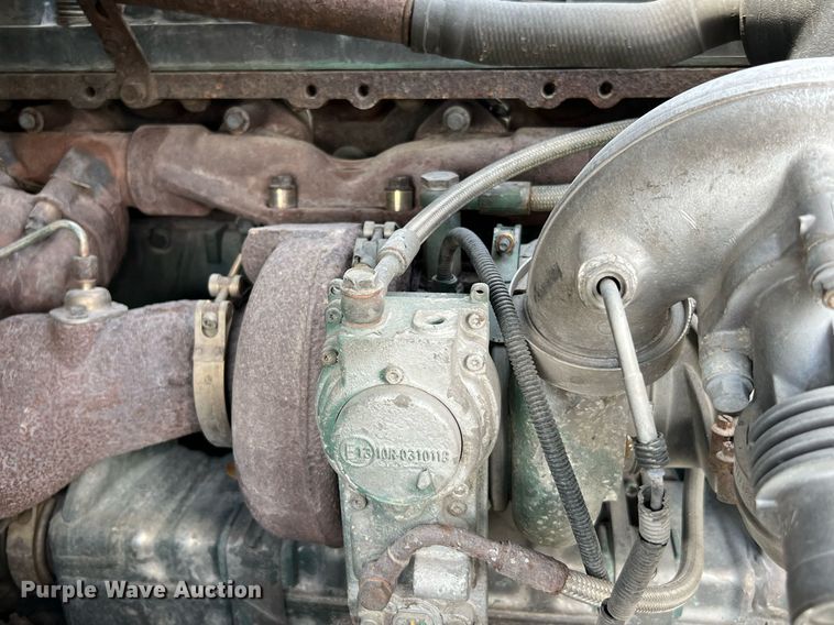 image for item DQ2177 2012 Volvo VNL  semi truck