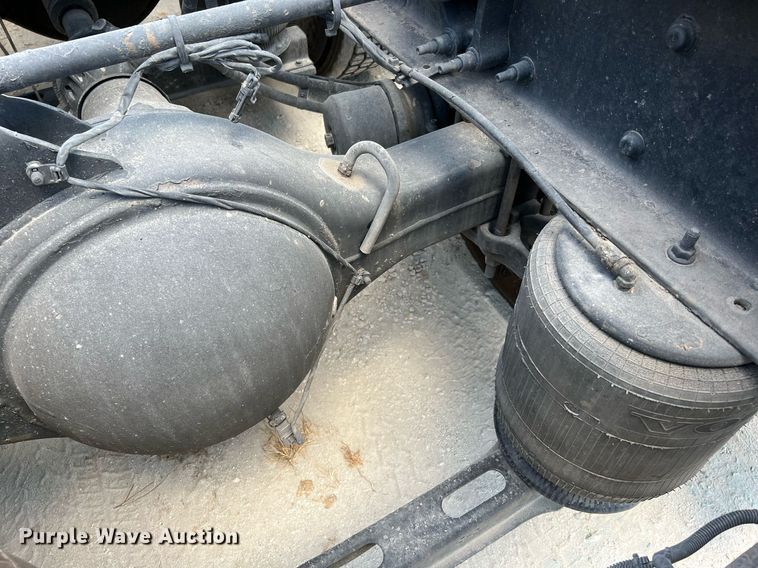 image for item DQ2177 2012 Volvo VNL  semi truck