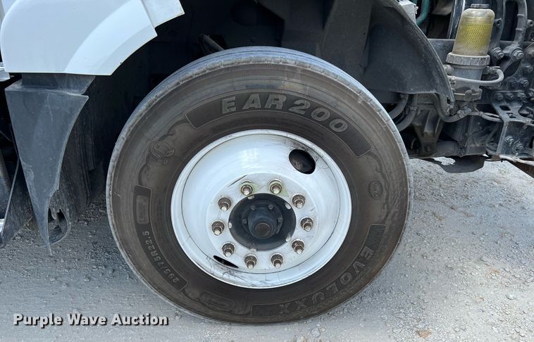 image for item DQ2177 2012 Volvo VNL  semi truck