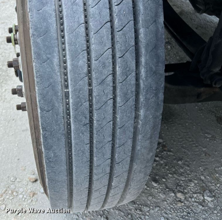 image for item DQ2177 2012 Volvo VNL  semi truck