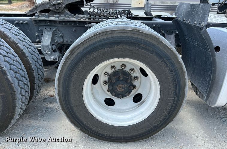 image for item DQ2177 2012 Volvo VNL  semi truck