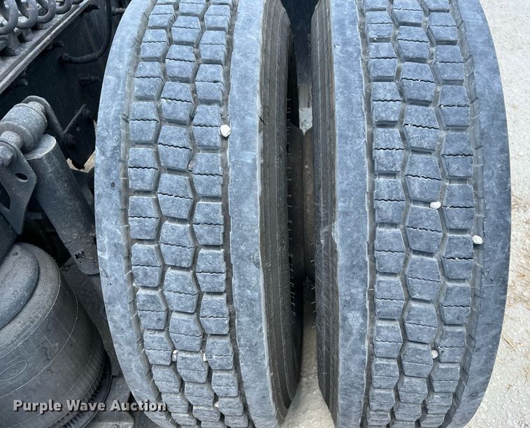 image for item DQ2177 2012 Volvo VNL  semi truck