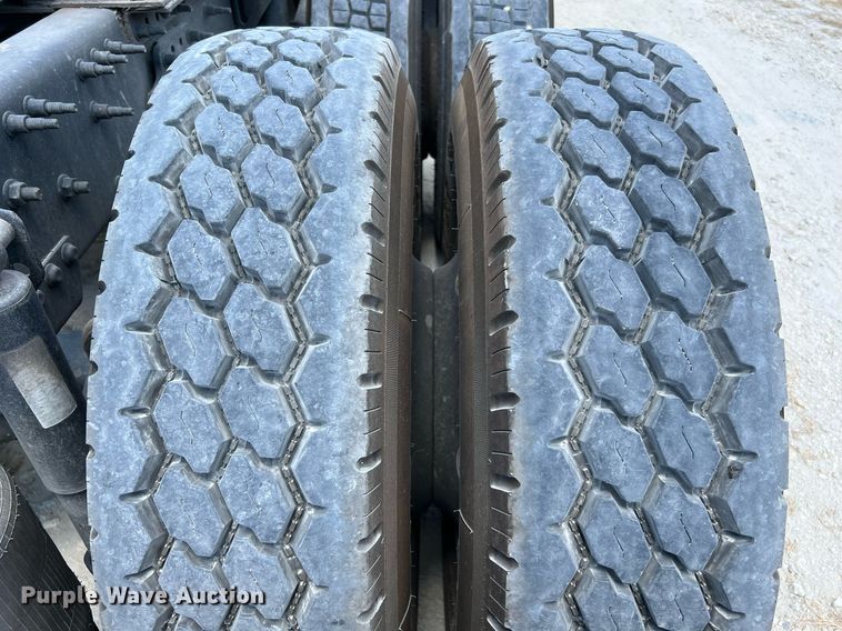 image for item DQ2177 2012 Volvo VNL  semi truck