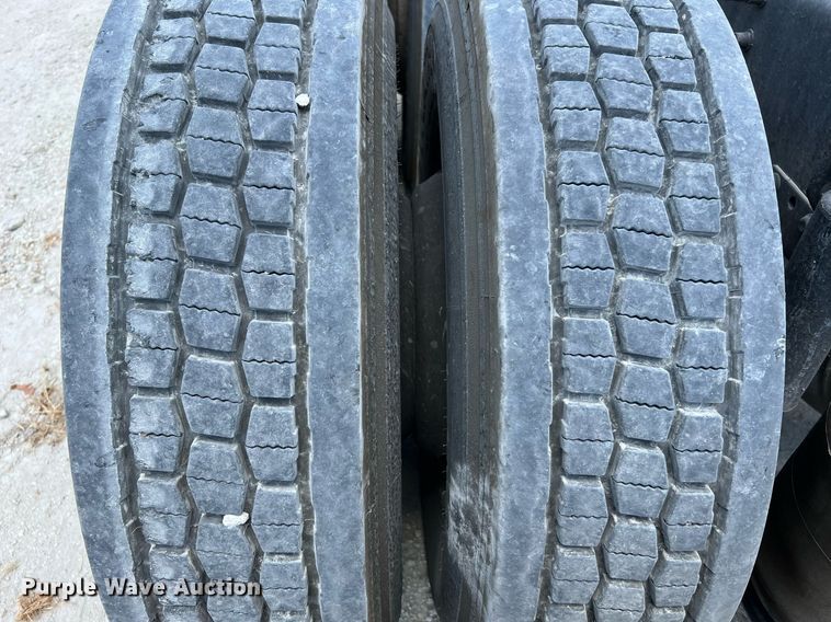 image for item DQ2177 2012 Volvo VNL  semi truck