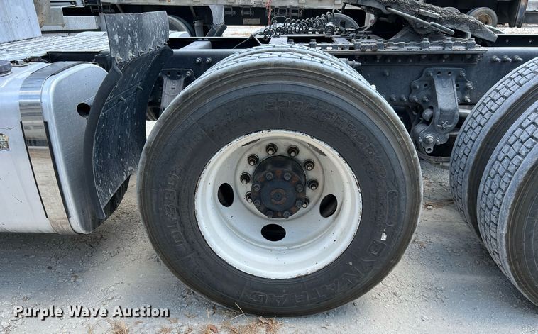 image for item DQ2177 2012 Volvo VNL  semi truck