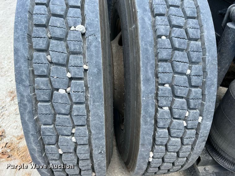 image for item DQ2177 2012 Volvo VNL  semi truck