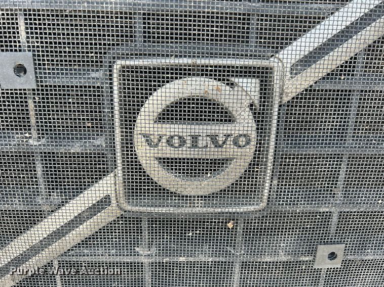 image for item DQ2177 2012 Volvo VNL  semi truck