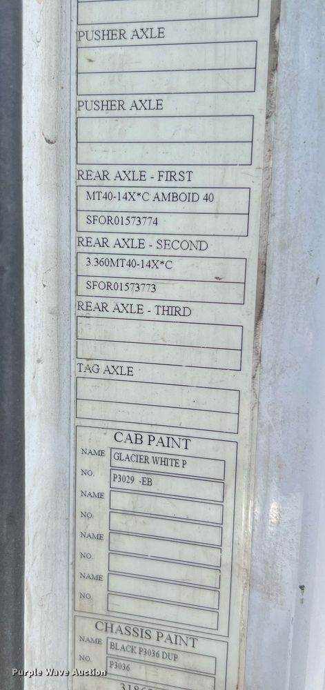 image for item DQ2177 2012 Volvo VNL  semi truck