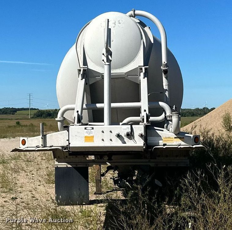 image for item DQ7356 2007 Heil  pneumatic dry bulk trailer