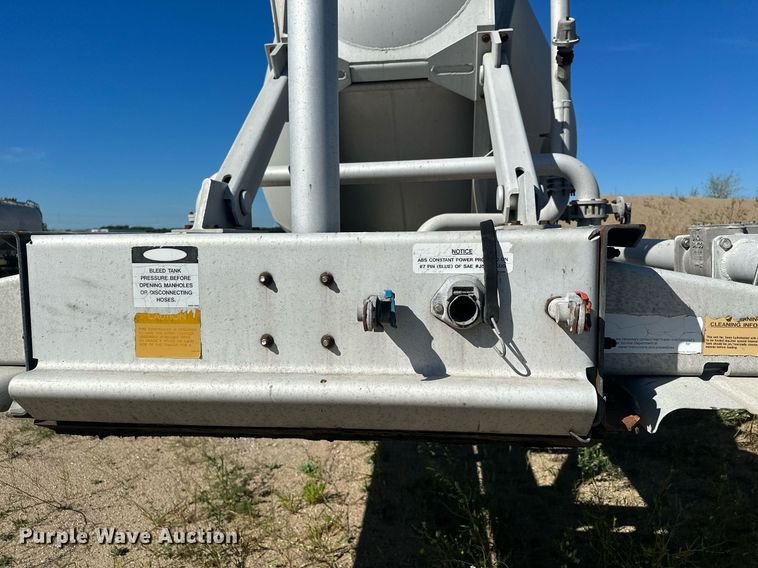 image for item DQ7356 2007 Heil  pneumatic dry bulk trailer