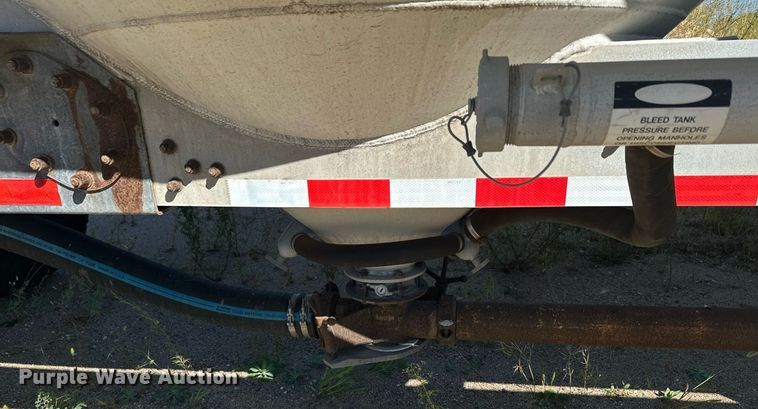 image for item DQ7356 2007 Heil  pneumatic dry bulk trailer