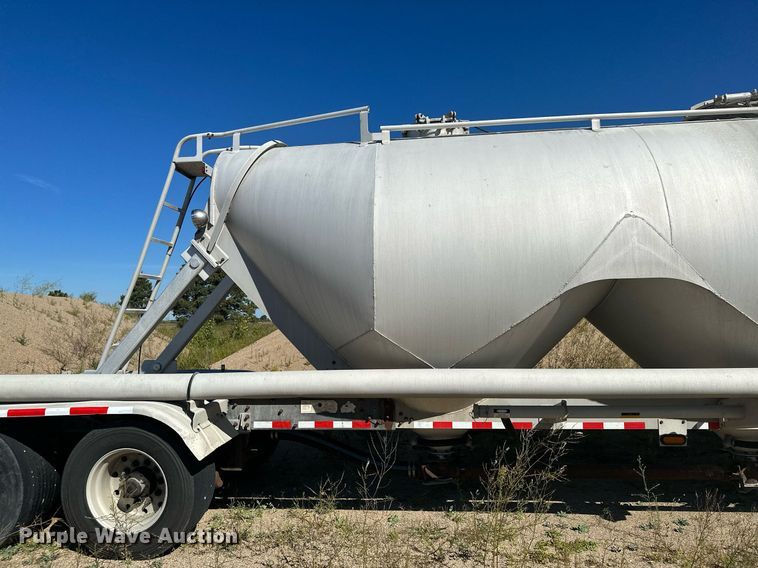 image for item DQ7356 2007 Heil  pneumatic dry bulk trailer