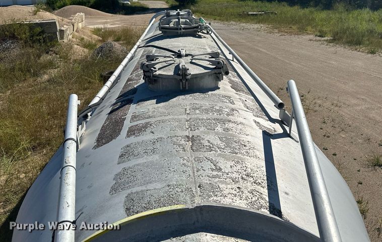 image for item DQ7356 2007 Heil  pneumatic dry bulk trailer